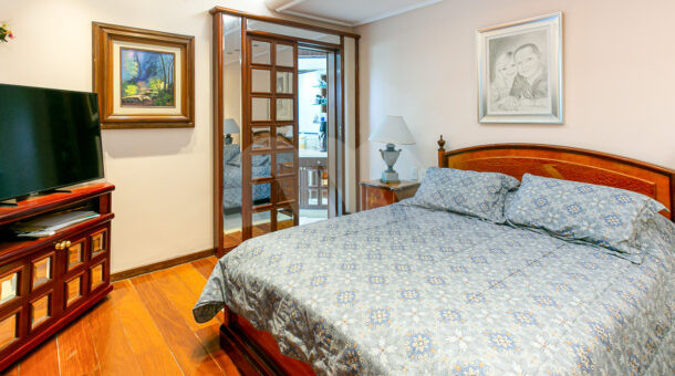 Imagem lateral da cama da casa à venda em luxoso condomínio de mansões.