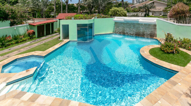 Imagem frontal da piscina da casa à venda no San Diego.