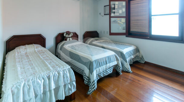 Imagem lateral do quarto com 3 camas do imóvel à venda na Muller Imóveis RJ