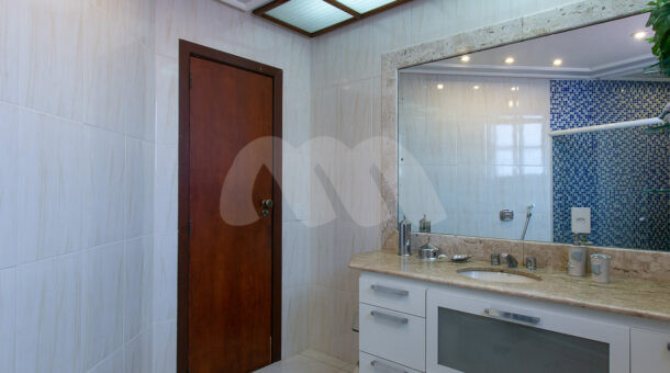 Imagem lateral do banheiro do imóvel à venda na imobiliaria Muller Imóveis RJ.