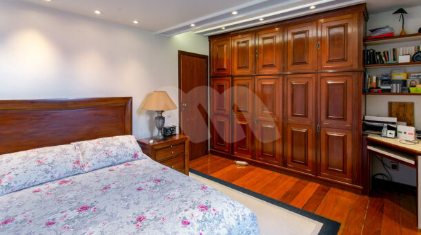 Imagem lateral do quarto com vista do acesso e do armario da mansão contemporânea à venda.