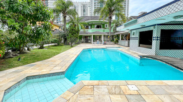 Imagem de piscina de casa duplex a venda na Barra da Tijuca