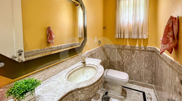 Imagem de lavabo com bancada em pedra e cuba em casa duplex linda a venda