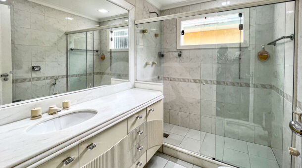 Imagem de banheiro com bancada e armario planejado em casa duplex a venda