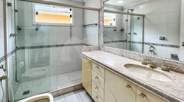 Imagem de banheiro de suite com box, bancada em pedra e bide da casa duplex a venda