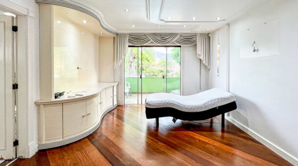 Imagem de ampla suite com teto trabalhado em gesso, estante planejada e cama ortopedica da casa duplex a venda na Muller Imoveis