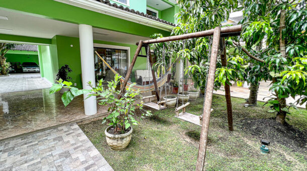 Imagem de balanço de madeira em jardim de casa duplex a venda no condominio pedra de itauna na Barra