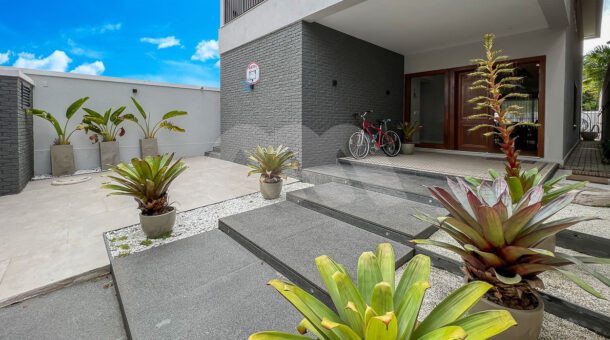 Imagem da entrada da Linda casa triplex à venda no Interlagos de Itaúna, na Barra da Tijuca