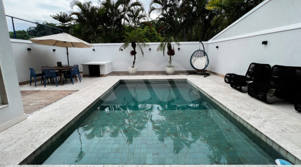 Imagem da área de lazer com piscina da Linda casa triplex à venda no Interlagos de Itaúna, na Barra da Tijuca RJ