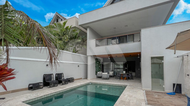 Imagem da área de lazer com piscina e sauna da Linda casa triplex à venda no Interlagos de Itaúna, na Barra da Tijuca RJ