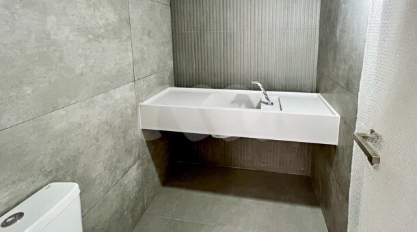 Imagem de lavabo com bancada branca em pia esculpida em CASSA A VENDA