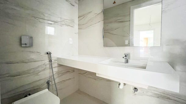 Imagem do banheiro da suite terrea da casa à venda em condomínio de alto padrão. imobiliaria de luxo