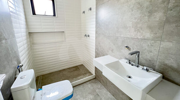 Imagem de banheiro com bancada e cuba, box e nicho em Casa à venda na Barra da Tijuca