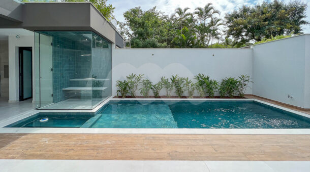Imagem da área externa com piscina e sauna com mergulho da casa à venda em condomínio de alto padrão.