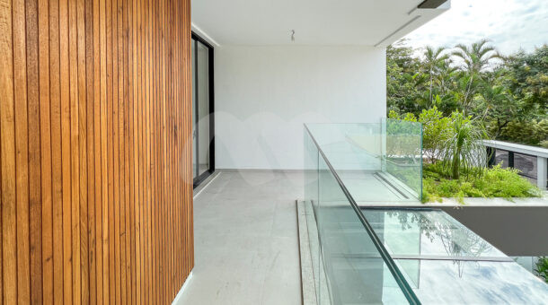 Imagem da varanda da suíte master da casa à venda em condomínio de alto padrão. imobiliaria de luxo na barra da tijuca