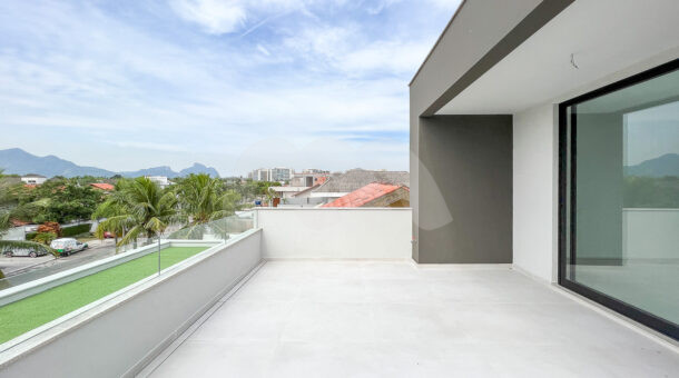 Imagem do terraço da casa à venda em condomínio de alto padrão. imobiliaria de luxo na barra da tijuca