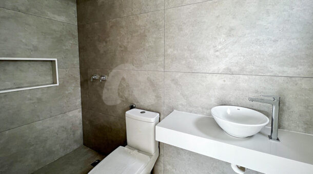 Imagem de banheiro com bancada e cuba em casa à venda na Barra da Tijuca