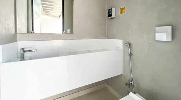 Imagem do lavabo com espelho da casa à venda em condomínio de alto padrão.