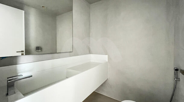 Imagem do segundo lavabo da casa à venda em condomínio de alto padrão.