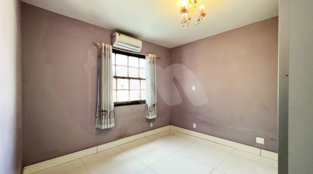 Imagem lateral do quarto com detalhes rosa da linda casa à venda.