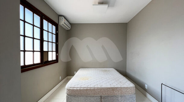 Imagem frontal do quartinho com vista da cama do belissimo imóvel na Barra.
