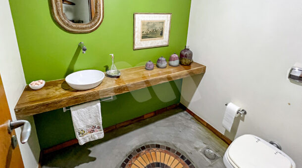 Imagem frontal do lavabo da mansão contemporânea à venda.