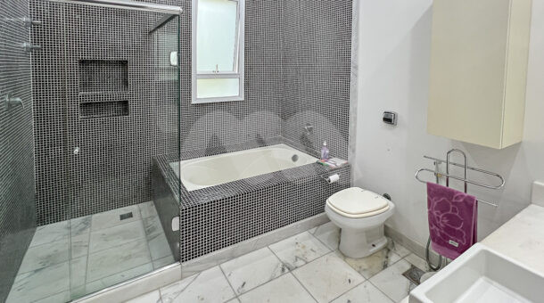 Imagem do banheiro da suite da casa à venda em luxoso condomínio de mansões.