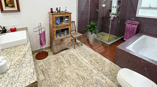 Imagem lateral do amplo banheiro do imóvel à venda na Muller Imóveis RJ
