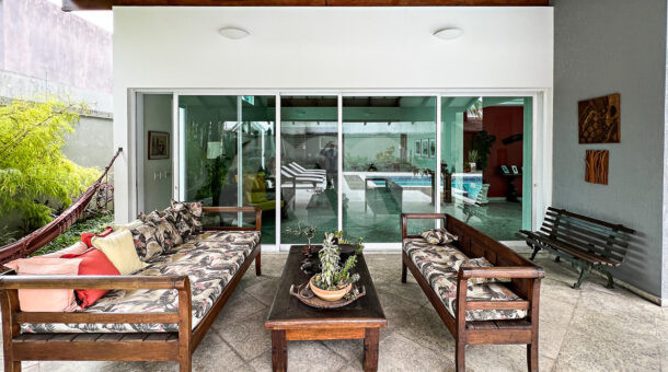 Imagem do sofá na parte externa da casa à venda na Barra da tijuca.