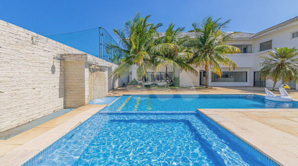 imagem da área de lazer com piscina da mansão duplex á venda no Park Palace na Barra da Tijuca