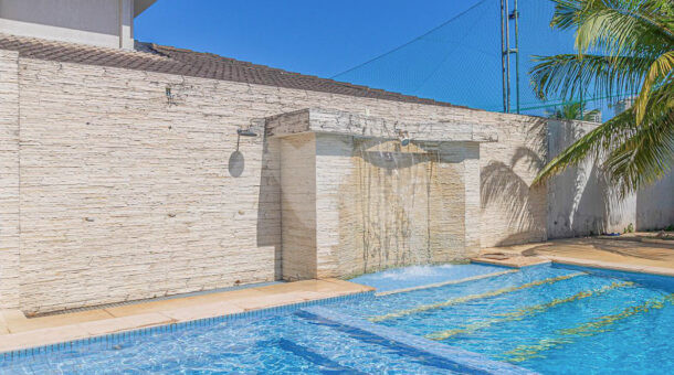 imagem da ampla piscina da mansão duplex á venda no Park Palace na Barra da Tijuca