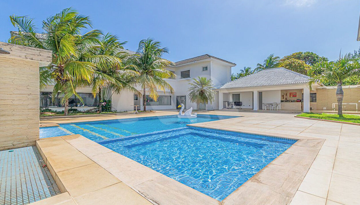 imagem da área externa ampla piscina da mansão duplex á venda no Park Palace na Barra da Tijuca