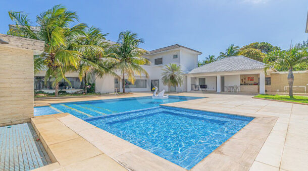 imagem da área externa ampla piscina da mansão duplex á venda no Park Palace na Barra da Tijuca