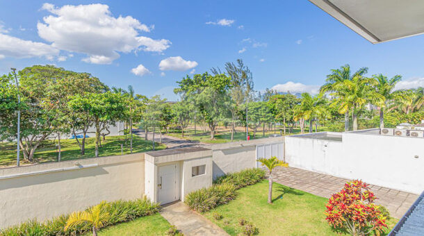 imagem da área externa com paisagismo da mansão duplex á venda no Park Palace na Barra da Tijuca