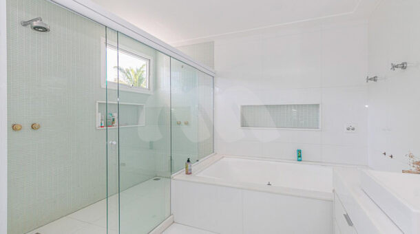 imagem do banheiro com hidromassagem da mansão duplex á venda no Park Palace na Barra da Tijuca