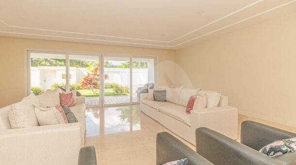 imagem da sala de estar da mansão duplex á venda no Park Palace na Barra da Tijuca