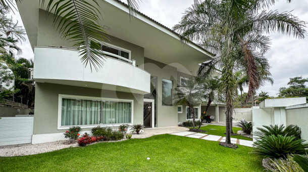 imagem da área externa da espetacular casa à venda no Santa Mônica Jardins na Barra