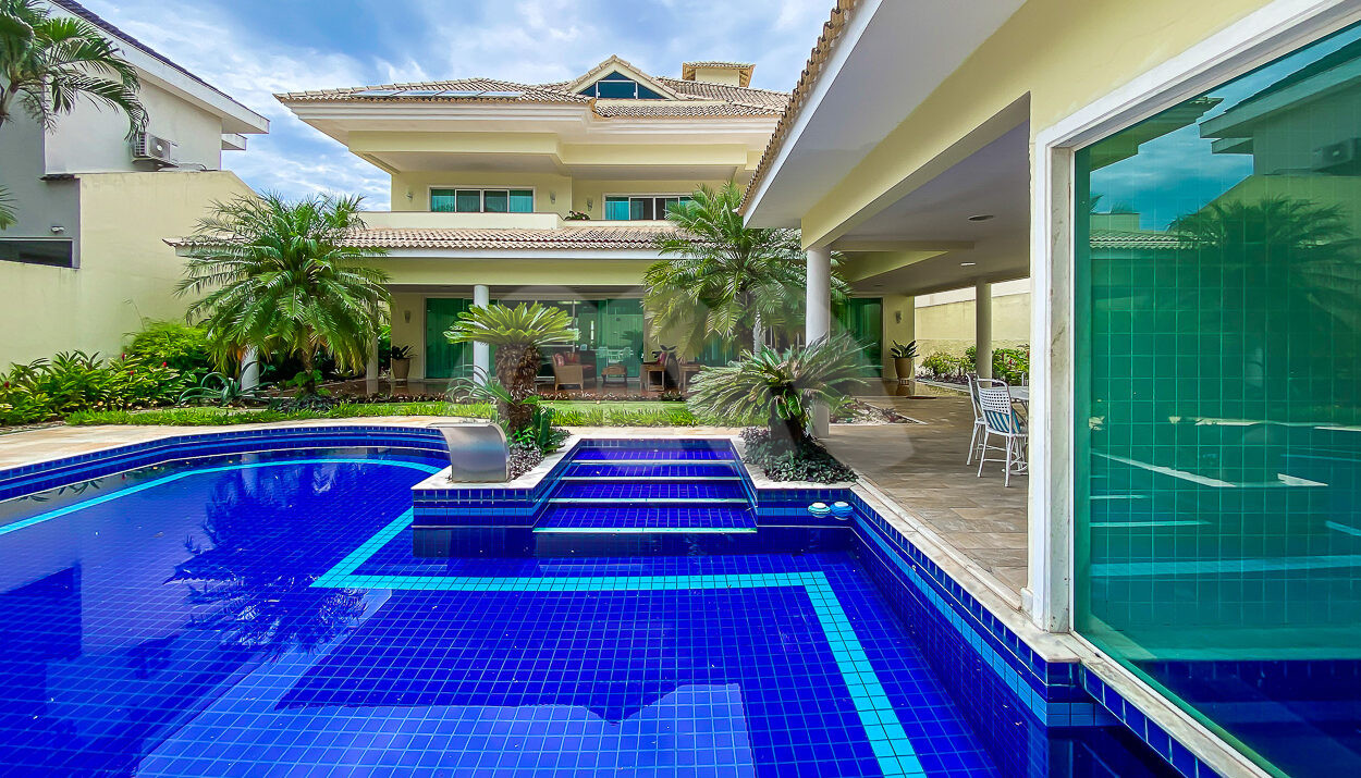Imagem frontal da piscina com vista da casa à venda no Village marapendi.