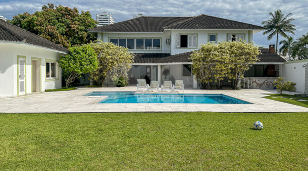 Imagem de amplo jardim com piscina e area externa completa da casa a venda na barra