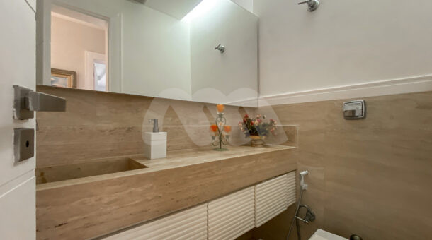 Imagem de lavabo com bancada e cuba em casa triplex a venda na Barra