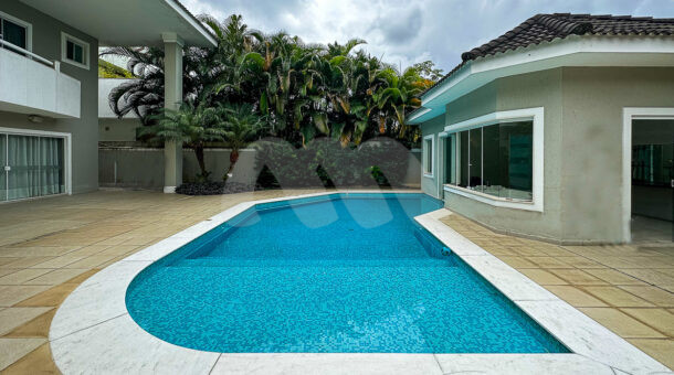 imagem da ampla piscina da espetacular casa à venda no Santa Mônica Jardins na Barra