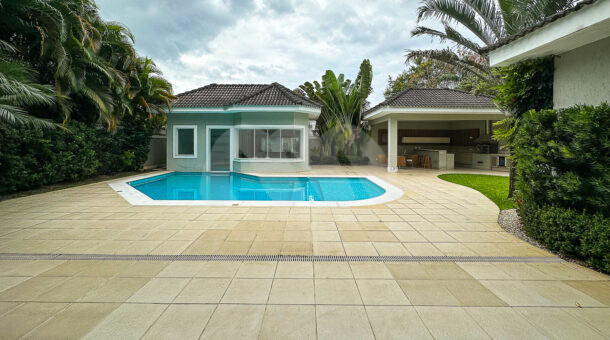 imagem da ampla piscina com paisagismo da espetacular casa à venda no Santa Mônica Jardins na Barra