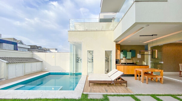 Imagem área de lazer com piscina e sauna com mergulho e espaço gourmet da casa à venda no Recreio dos Bandeirantes. Imobiliária de luxo RJ