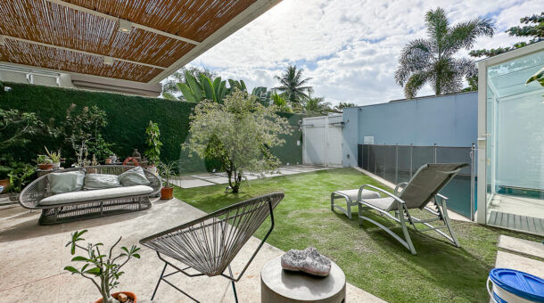 Imagem da área de lazer com gramado e paisagismo da casa duplex no Lagoa Mart Norte à venda na Barra da Tijuca