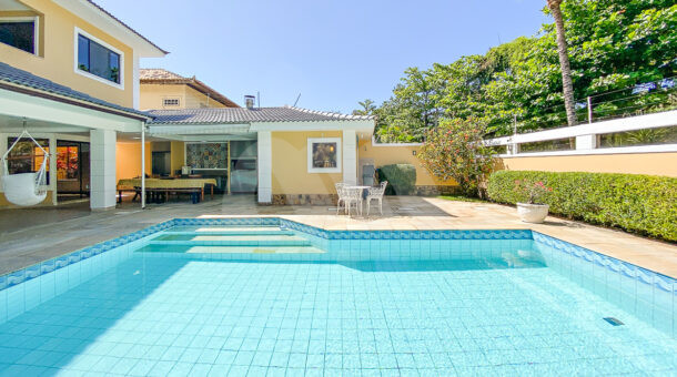 Imagem frontal da piscina do imóvel à venda na imobiliaria Muller Imóveis RJ.
