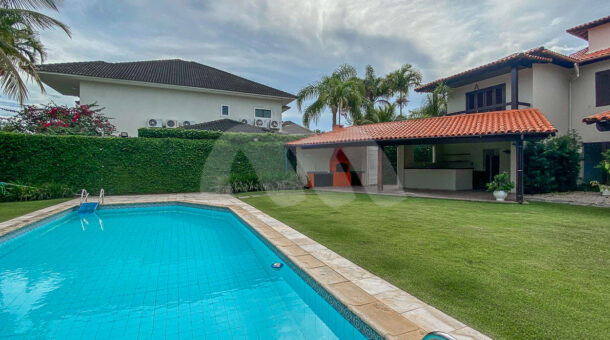 Imagem da ampla piscina da casa triplex no Pedra de Itaúna à venda na Barra da Tijuca