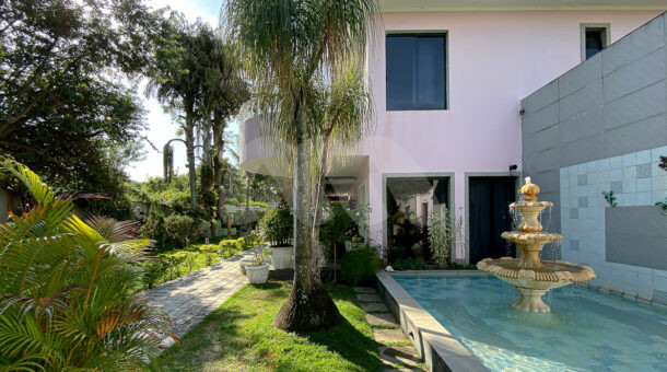 Vista lateral para entrada da casa - Luxo, Conforto e Família na Barra da Tijuca