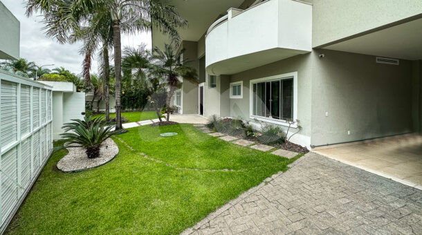 imagem da área externa com gramado da espetacular casa à venda no Santa Mônica Jardins na Barra