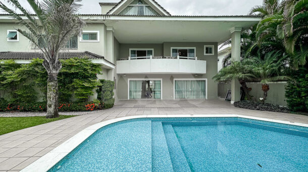 imagem da área externa com ampla piscina da espetacular casa à venda no Santa Mônica Jardins na Barra