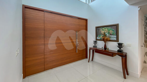 Imagem de hall de entrada de casa triplex a venda na Barra da Tijuca